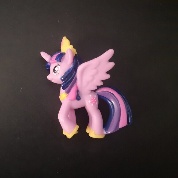 A Collection of 6 Various My Little Pony Figurines Approximate 2" - Picture 8 of 10